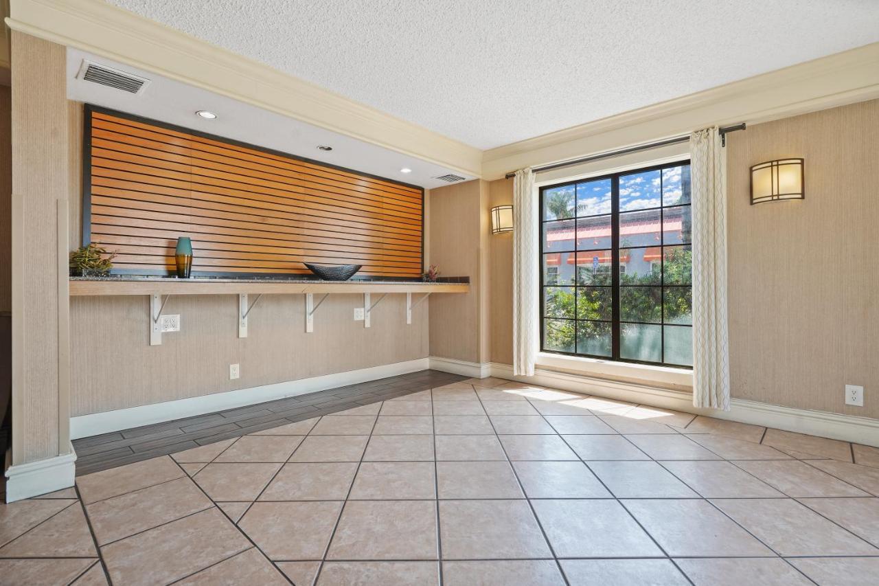 La Quinta By Wyndham Orange County Hotel