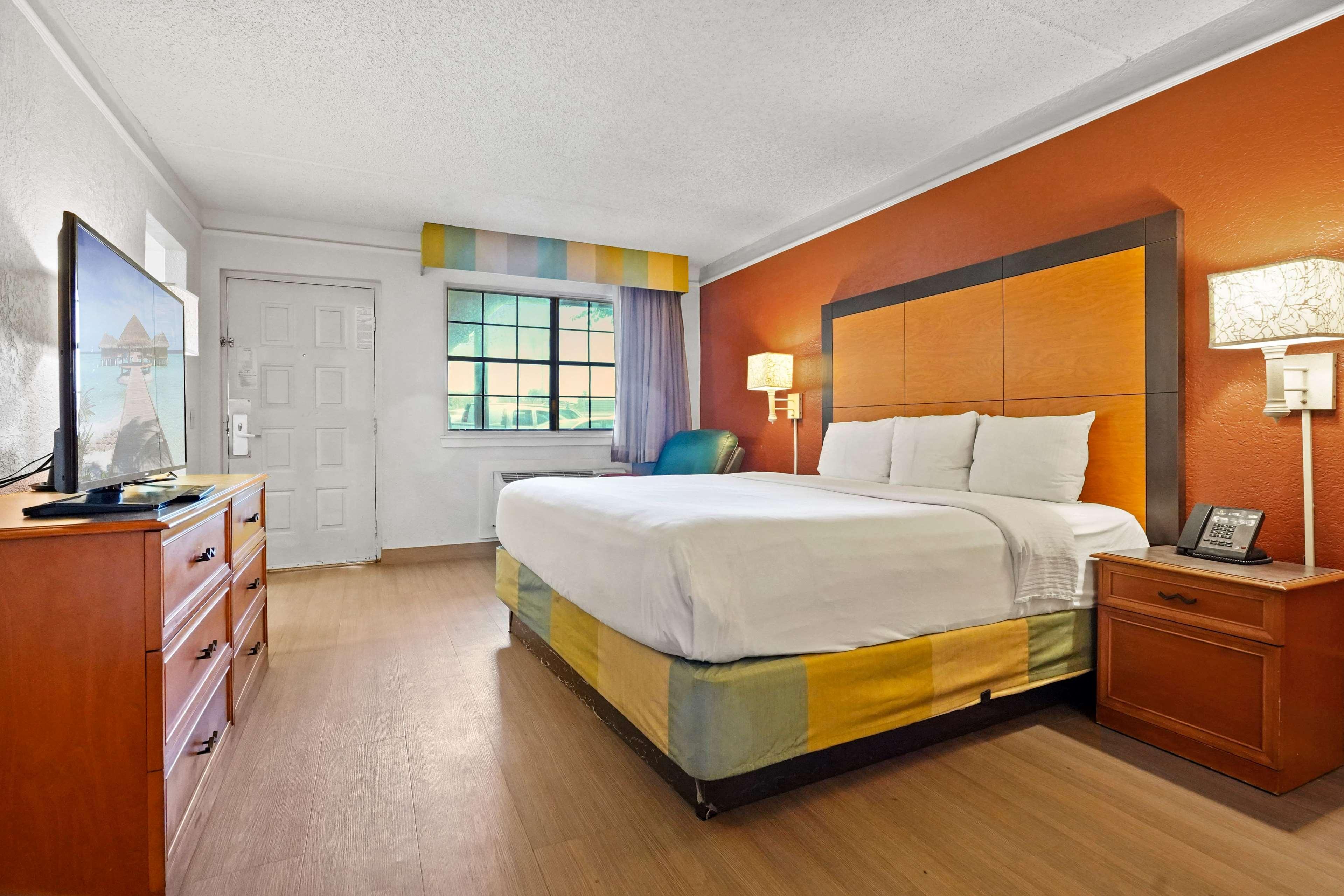 La Quinta By Wyndham Orange County Hotel