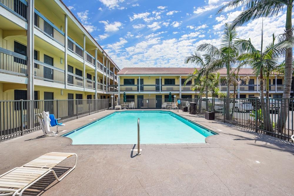 Hotel La Quinta By Wyndham Orange County 3*